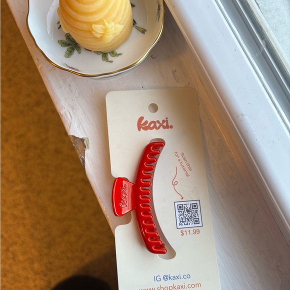 Red Kaxi Thin Hair Claw Clip - Picture 2 of 2